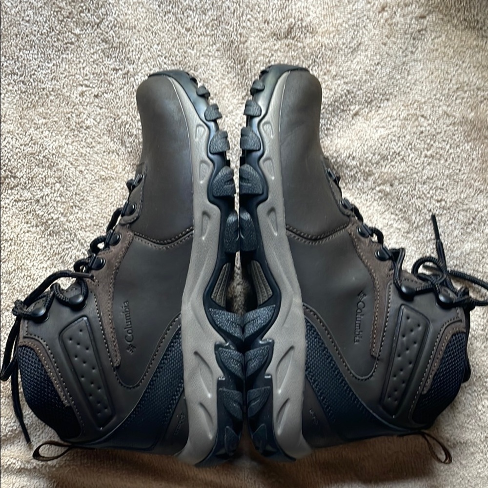 Columbia 8 Brown and Black Outdoor Boots with Ankle Support - Picture 4 of 11